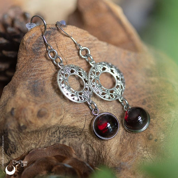 Boucles d'Oreilles "Calliope" Grenat - Illustrations & Bijoux fantaisie ClairObscur Art