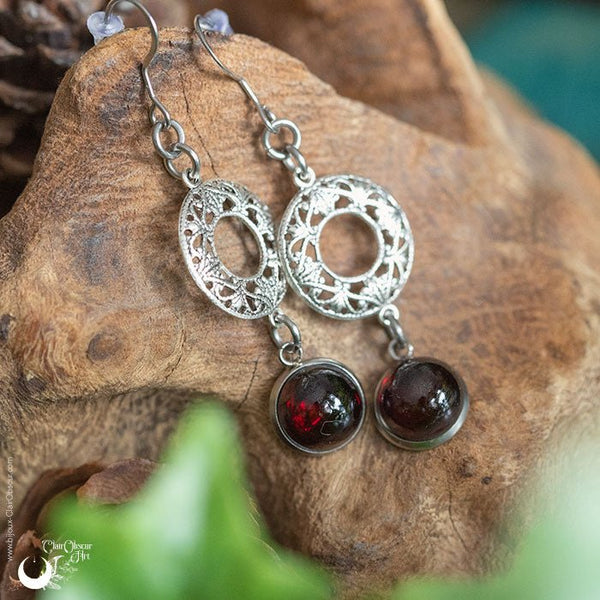 Boucles d'Oreilles "Calliope" Grenat - Illustrations & Bijoux fantaisie ClairObscur Art