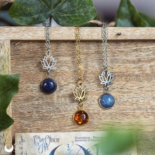 Collier "Lotus" pierre au choix, en acier inoxydable argenté ou doré - Illustrations & Bijoux fantaisie ClairObscur Art