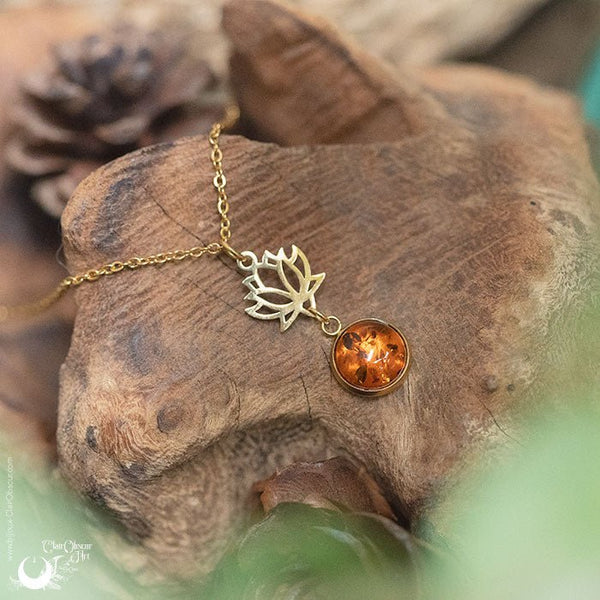 Collier "Lotus" pierre au choix, en acier inoxydable argenté ou doré - Illustrations & Bijoux fantaisie ClairObscur Art