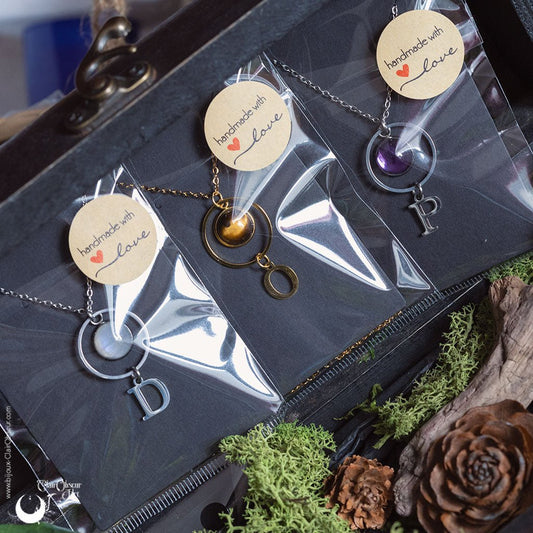 Collier Personnalisable Lettre & Pierre naturelle - Illustrations & Bijoux fantaisie ClairObscur Art