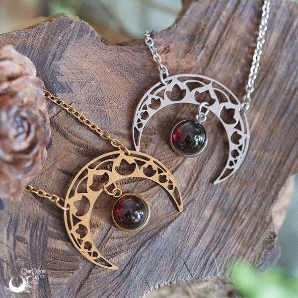 Collier "SIRONA" Grenat en acier inoxydable argenté ou doré - Illustrations & Bijoux fantaisie ClairObscur Art