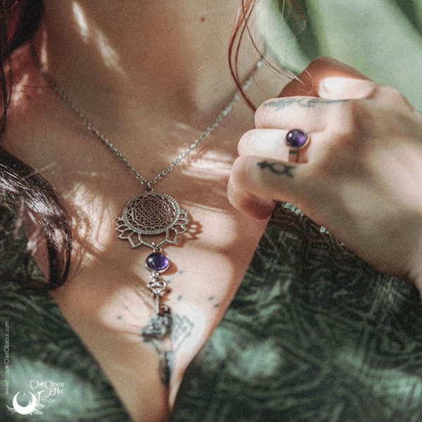 Collier "Sri Yantra Lotus" Grenat - Illustrations & Bijoux fantaisie ClairObscur Art