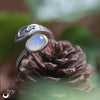 Bague "Plume" Pierre de Lune arc-en-ciel ajustable, en Argent 925 - Illustrations & Bijoux fantaisie ClairObscur Art