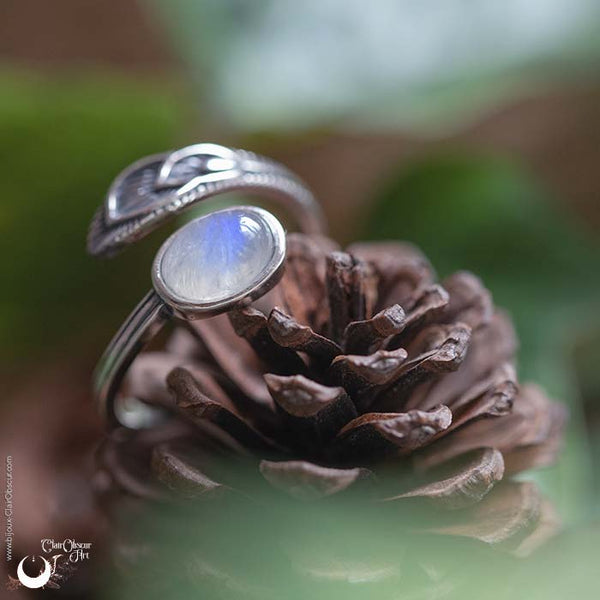 Bague "Plume" Pierre de Lune arc-en-ciel ajustable, en Argent 925 - Illustrations & Bijoux fantaisie ClairObscur Art