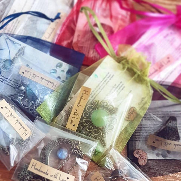 Collier Elfique "Elwing" Pierre de Lune arc-en-ciel - Illustrations & Bijoux fantaisie ClairObscur Art