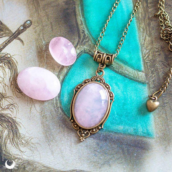 Collier "Leda" Quartz rose personnalisable - Illustrations & Bijoux fantaisie ClairObscur Art