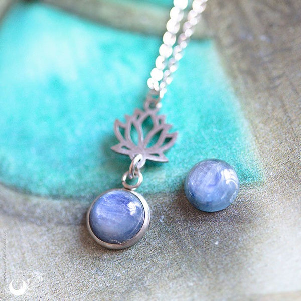 Collier "Lotus" pierre au choix, en acier inoxydable - Illustrations & Bijoux fantaisie ClairObscur Art