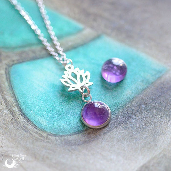 Collier "Lotus" pierre au choix, en acier inoxydable - Illustrations & Bijoux fantaisie ClairObscur Art