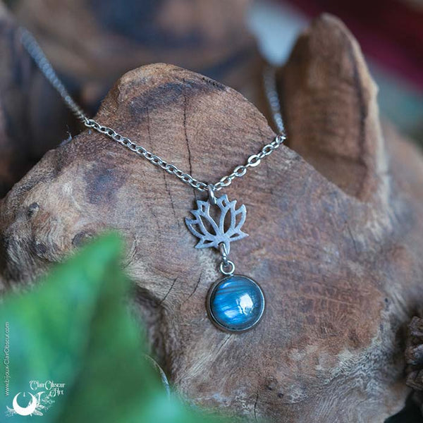 Collier "Lotus" pierre au choix, en acier inoxydable - Illustrations & Bijoux fantaisie ClairObscur Art
