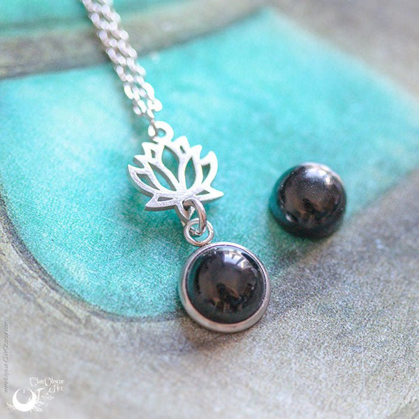 Collier "Lotus" pierre au choix, en acier inoxydable - Illustrations & Bijoux fantaisie ClairObscur Art