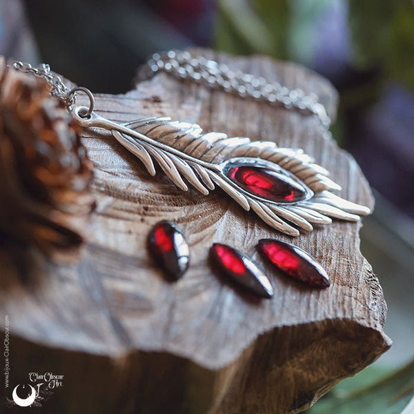 Collier "Plume" Grenat - Illustrations & Bijoux fantaisie ClairObscur Art