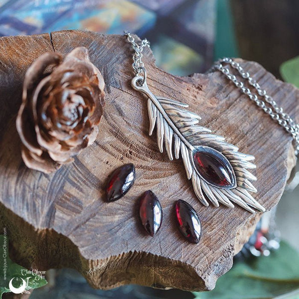Collier "Plume" Grenat - Illustrations & Bijoux fantaisie ClairObscur Art