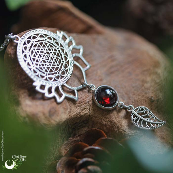 Collier "Sri Yantra Lotus" Grenat personnalisable - Illustrations & Bijoux fantaisie ClairObscur Art