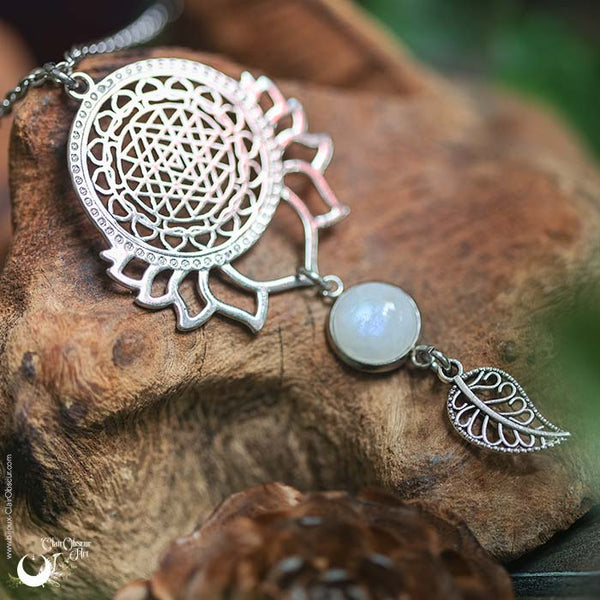 Collier "Sri Yantra Lotus" Pierre de Lune Arc-en-ciel personnalisable - Illustrations & Bijoux fantaisie ClairObscur Art
