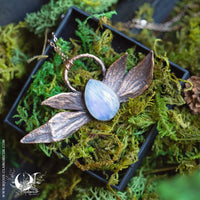 Collier Feuilles de Pivoine & Pierre de lune arc-en-ciel