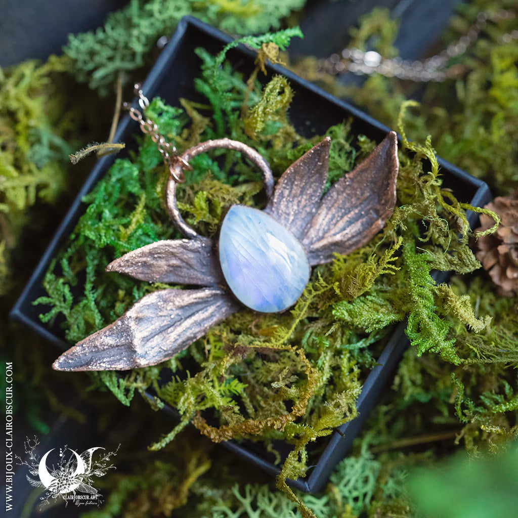 Collier Feuilles de Pivoine & Pierre de lune arc-en-ciel