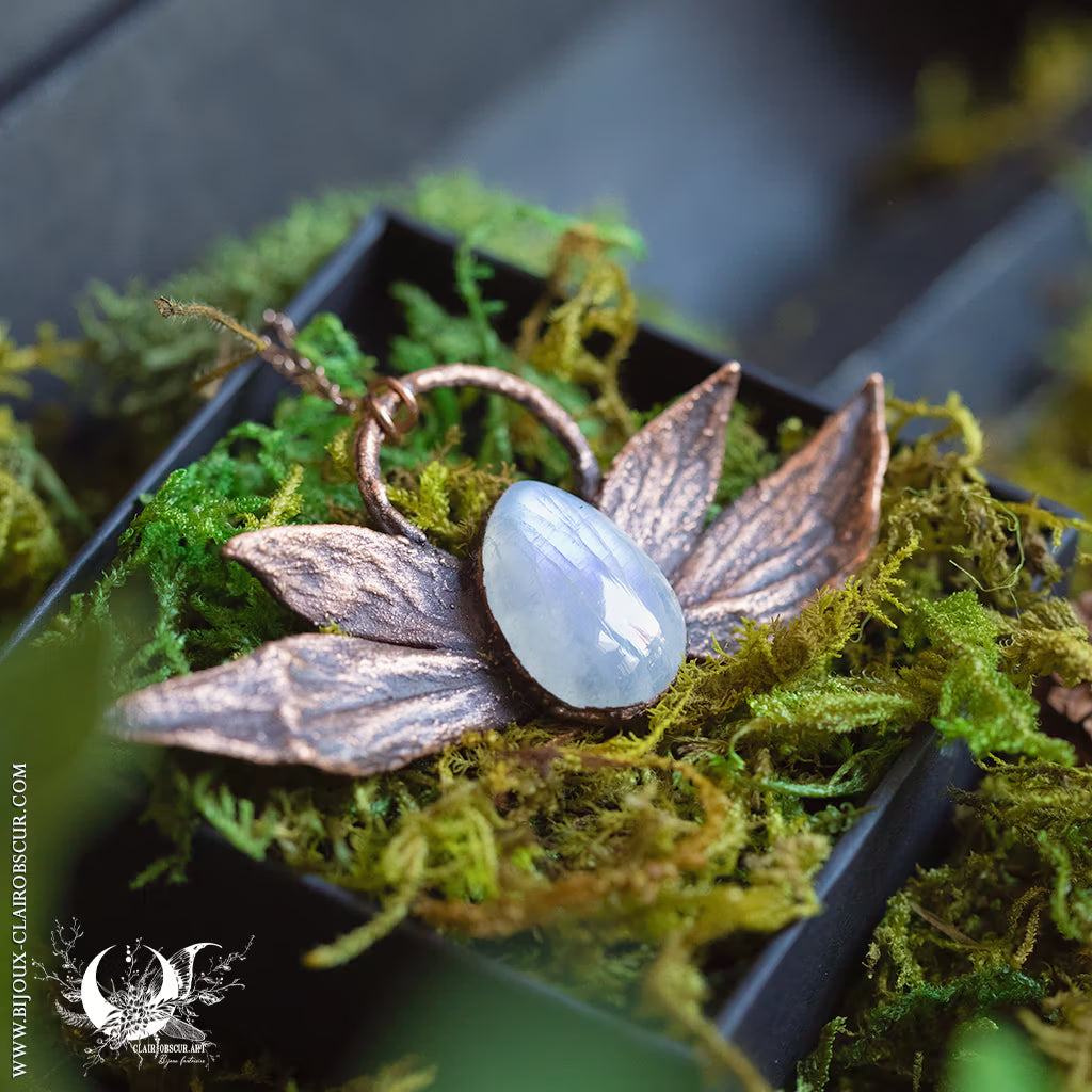 Collier Feuilles de Pivoine & Pierre de lune arc-en-ciel