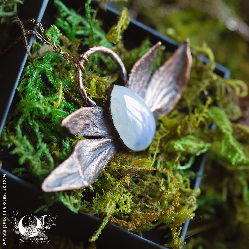 Collier Feuilles de Pivoine & Pierre de lune arc-en-ciel
