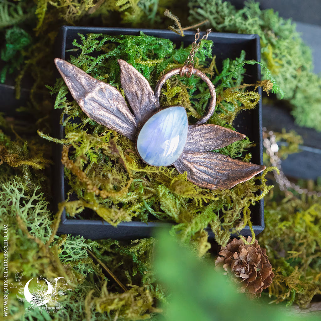 Collier Feuilles de Pivoine & Pierre de lune arc-en-ciel