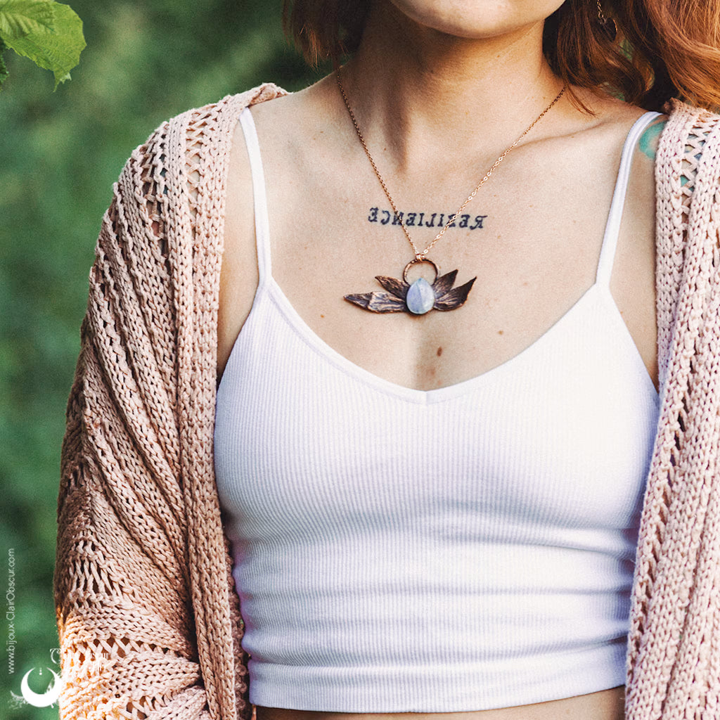 Collier Feuilles de Pivoine & Pierre de lune arc-en-ciel