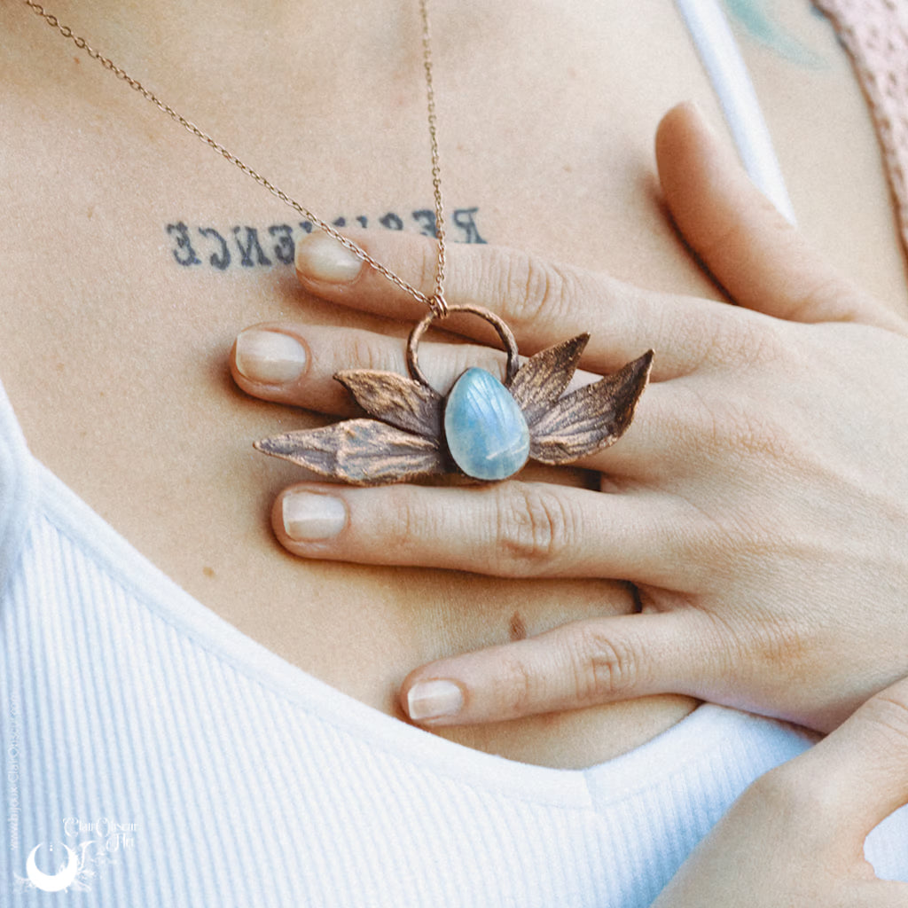 Collier Feuilles de Pivoine & Pierre de lune arc-en-ciel
