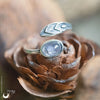 Bague "Plume" ajustable Tanzanite - dernière pièce - Illustrations & Bijoux fantaisie ClairObscur Art