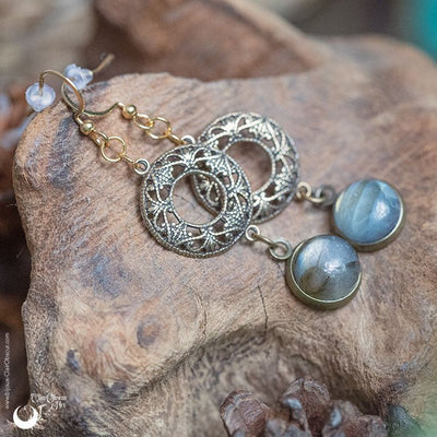 Boucles d'Oreilles "Calliope" bronze Labradorite bleue/vert/gris - pièce unique - Illustrations & Bijoux fantaisie ClairObscur Art