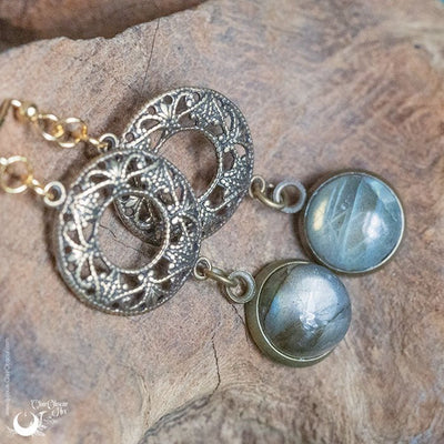 Boucles d'Oreilles "Calliope" bronze Labradorite bleue/vert/gris - pièce unique - Illustrations & Bijoux fantaisie ClairObscur Art