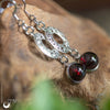 Boucles d'Oreilles "Calliope" Grenat - Illustrations & Bijoux fantaisie ClairObscur Art