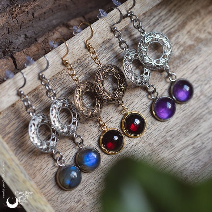 Boucles d'Oreilles "Calliope" pierre au choix - Illustrations & Bijoux fantaisie ClairObscur Art