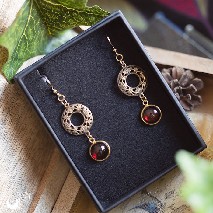 Boucles d'Oreilles "Calliope" pierre au choix - Illustrations & Bijoux fantaisie ClairObscur Art