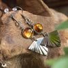 Boucles d'Oreilles Fantaisie "Glorya" Ambre de la mer Baltique - Illustrations & Bijoux fantaisie ClairObscur Art