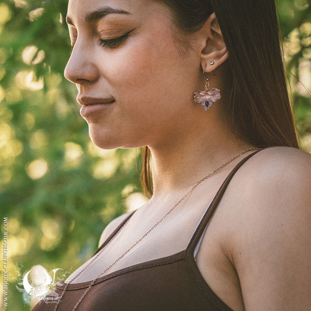 Boucles d'oreilles Feuilles de Lierre & Grenat - Illustrations & Bijoux fantaisie ClairObscur Art