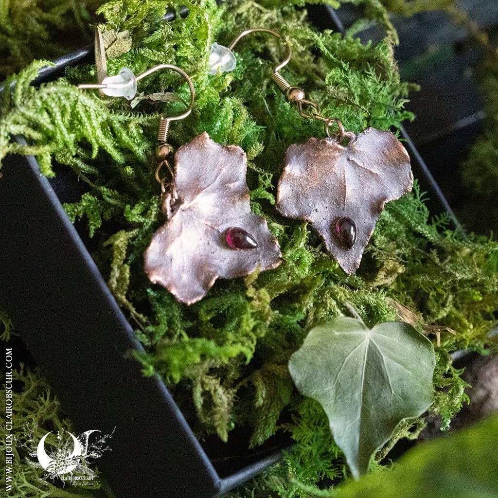 Boucles d'oreilles Feuilles de Lierre & Grenat - Illustrations & Bijoux fantaisie ClairObscur Art