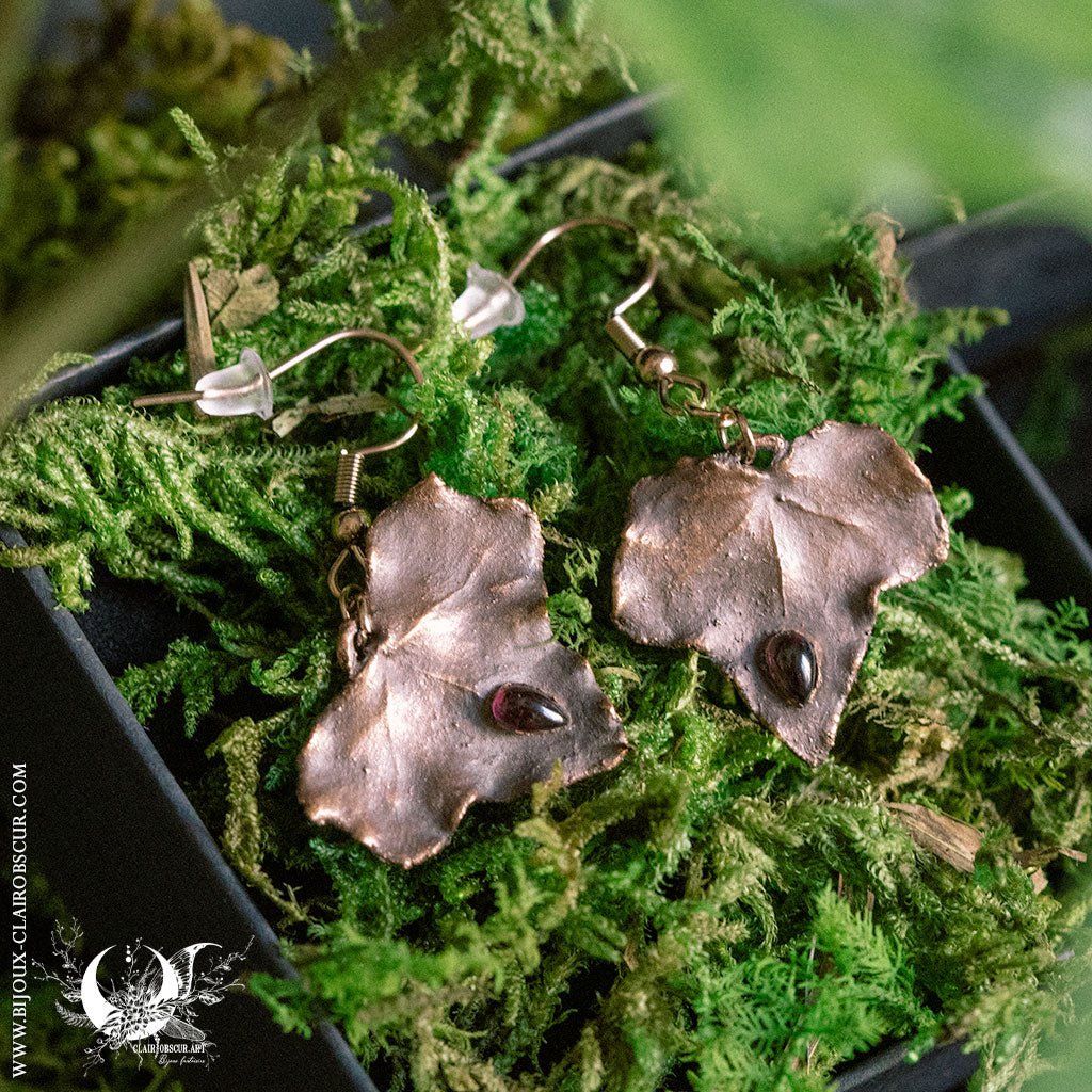 Boucles d'oreilles Feuilles de Lierre & Grenat - Illustrations & Bijoux fantaisie ClairObscur Art