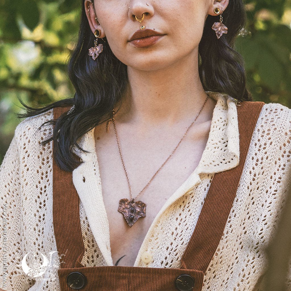 Boucles d'oreilles Feuilles de Lierre & Grenat - Illustrations & Bijoux fantaisie ClairObscur Art
