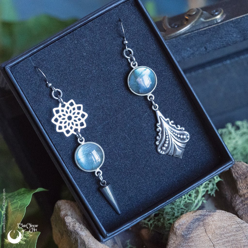 Boucles d'Oreilles "Ondëa" Asymétriques en Labradorite - Illustrations & Bijoux fantaisie ClairObscur Art