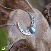 Collier "Artémis" Labradorite bleue/verte/dorée - pièce unique - Illustrations & Bijoux fantaisie ClairObscur Art