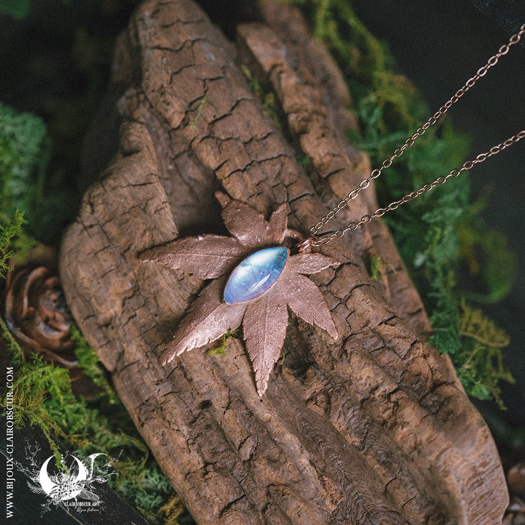 Collier d'Érable & Pierre de lune arc-en-ciel - Illustrations & Bijoux fantaisie ClairObscur Art