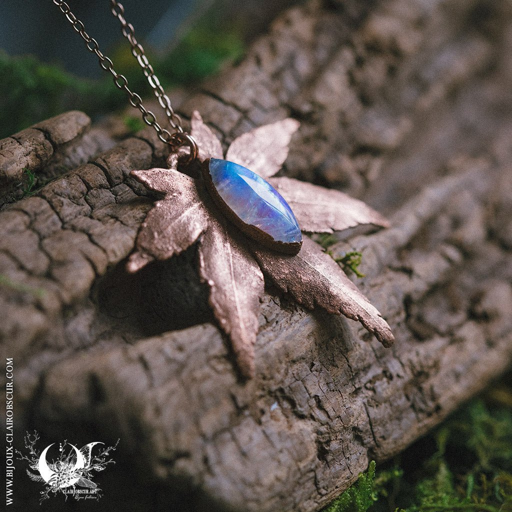 Collier d'Érable & Pierre de lune arc-en-ciel - Illustrations & Bijoux fantaisie ClairObscur Art