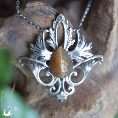 Collier Elfique "Elwing" Pierre de Soleil facettée, pièce unique - Illustrations & Bijoux fantaisie ClairObscur Art