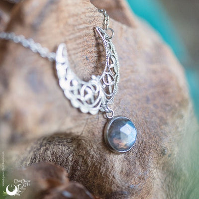Collier fantaisie demi Lune Labradorite facettée - Pièce unique - Illustrations & Bijoux fantaisie ClairObscur Art