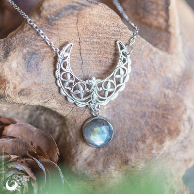 Collier fantaisie demi Lune Labradorite facettée - Pièce unique - Illustrations & Bijoux fantaisie ClairObscur Art