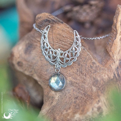 Collier fantaisie demi Lune Labradorite facettée - Pièce unique - Illustrations & Bijoux fantaisie ClairObscur Art