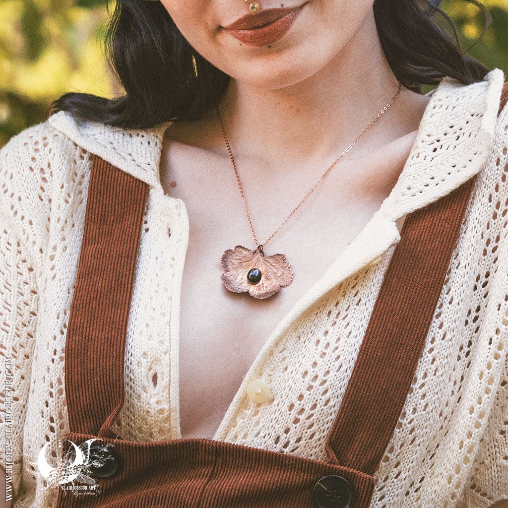 Collier Feuille de Heuchera & Obsidienne dorée - Illustrations & Bijoux fantaisie ClairObscur Art