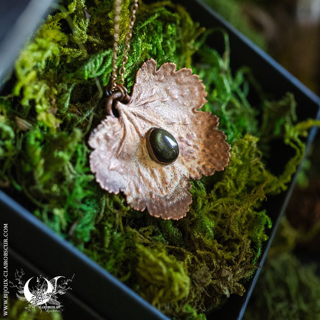 Collier Feuille de Heuchera & Obsidienne dorée - Illustrations & Bijoux fantaisie ClairObscur Art