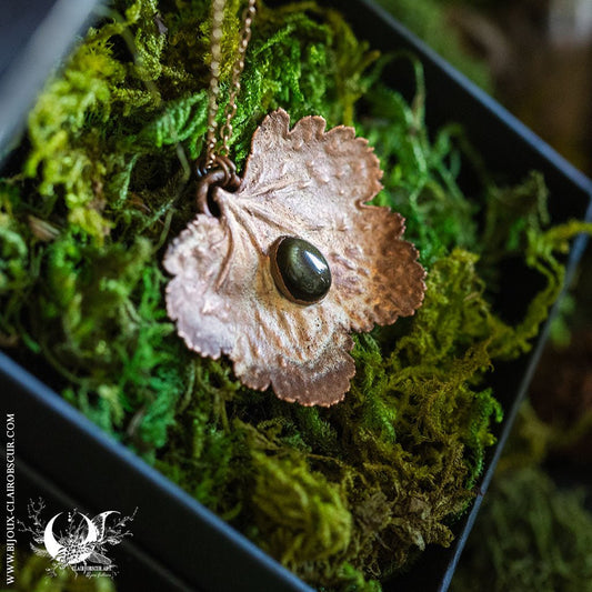 Collier Feuille de Heuchera & Obsidienne dorée - Illustrations & Bijoux fantaisie ClairObscur Art