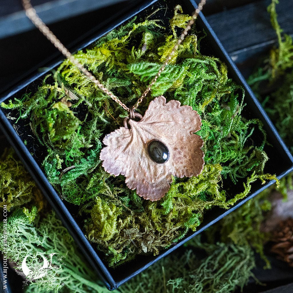 Collier Feuille de Heuchera & Obsidienne dorée - Illustrations & Bijoux fantaisie ClairObscur Art