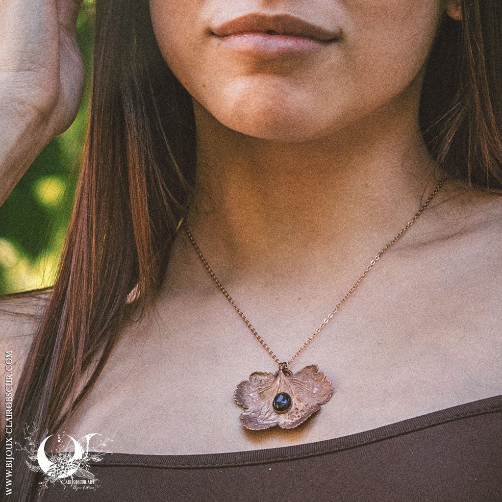 Collier Feuille de Heuchera & Obsidienne dorée - Illustrations & Bijoux fantaisie ClairObscur Art
